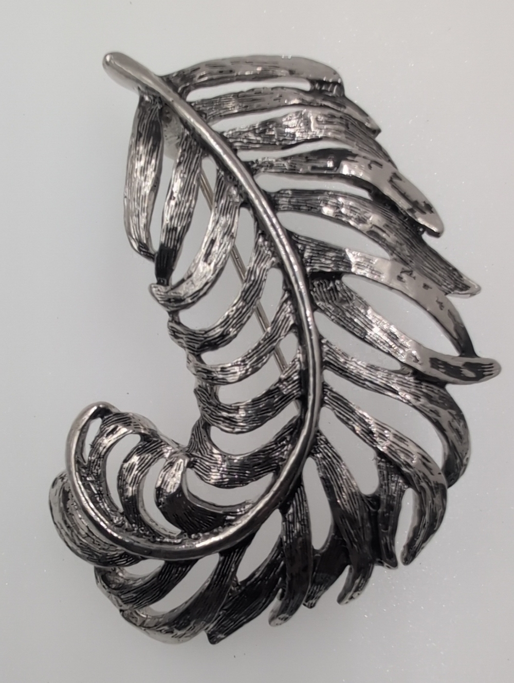 Nordstrom feather unsigned brooch silvertone filagree C42